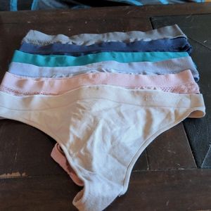 NWOT La Vie en Rose 6 pairs of thongs